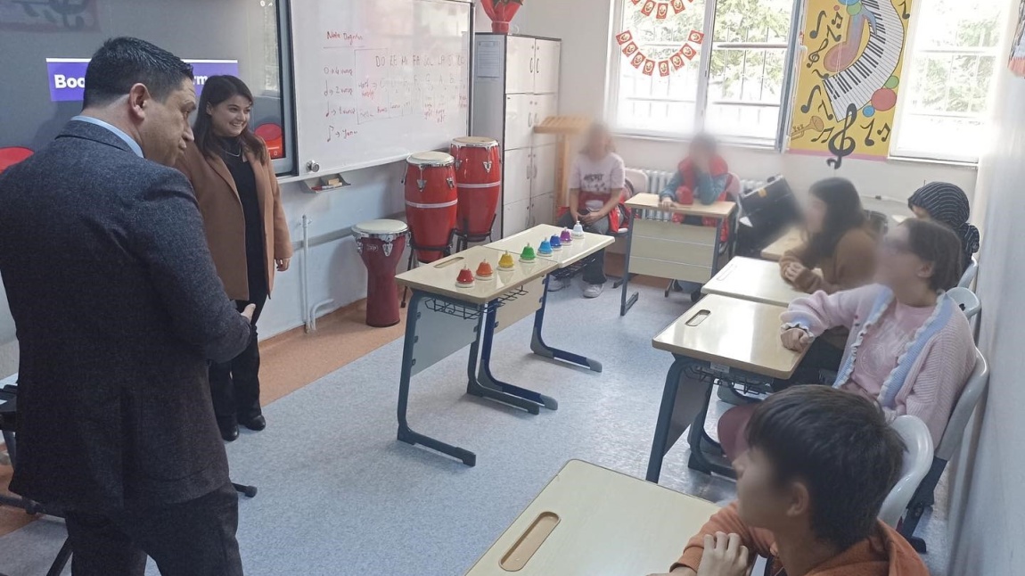 Simav İlçe Milli Eğitim Müdürümüz İsmail GÜVEN ve Şube Müdürümüz Nevzat İNAL  okul ziyaretleri kapsamında bugün okulumuzu ziyaret etti.